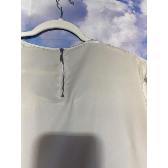 Women's Express silky Top blouse cream color curved hem size small - Picture 4 of 8